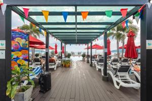 Ristorante o altro punto ristoro di C197 Condo 1BR with Pool 3 Min Walk to Beach