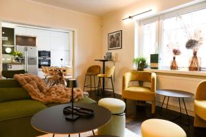 a living room with a green couch and a table at LUI Guesthouse - BohoStyle in Grünstadt