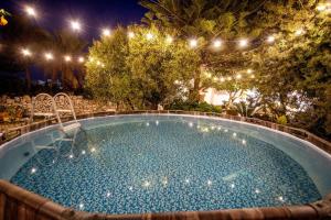 Bazén v ubytování Mare - Luxury & Big Apartment with Garden & Pool nebo v jeho okolí