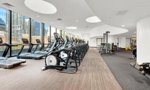Fitness centrum a/nebo fitness zařízení v ubytování Tallest Building Melbourne Central - Skyline Luxury - Epic Views & Pool Access