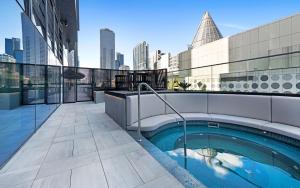 Bazén v ubytování Tallest Building Melbourne Central - Skyline Luxury - Epic Views & Pool Access nebo v jeho okolí