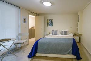 A bed or beds in a room at Studio Krinon - Paleo Psychiko Még 12 kép