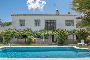 a house with a swimming pool in front of it at Casa Rural Cantarrana in Arriate