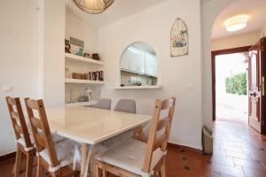 ein Esszimmer mit Tisch und Stühlen in der Unterkunft Ground floor near the beach in Málaga