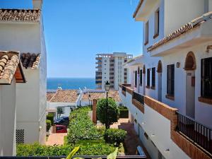 ein Blick vom Balkon eines Gebäudes in der Unterkunft Ground floor near the beach in Málaga