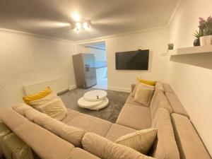 Μια τηλεόραση ή/και κέντρο ψυχαγωγίας στο 4 bed house with parking by Chatham station