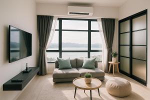 TV a/nebo společenská místnost v ubytování ENDLESS SUMMER Jesselton Quay Kota Kinabalu 來繕旅遊