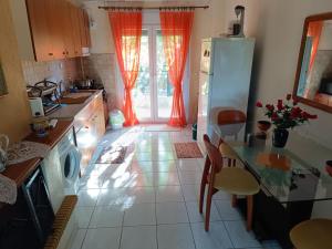 Kuchyň nebo kuchyňský kout v ubytování Dimis apartments