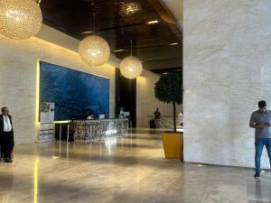 un vestíbulo con una gran pintura azul en la pared en Platinum Premier Suite KLCC, en Kuala Lumpur 64 fotos más