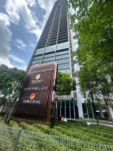 Un edificio alto con un cartel delante. en Platinum Premier Suite KLCC, en Kuala Lumpur