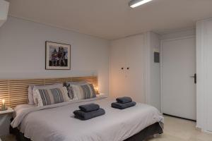 A bed or beds in a room at Studio Krinon - Paleo Psychiko