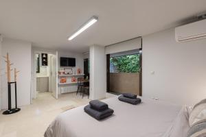 A bed or beds in a room at Studio Krinon - Paleo Psychiko