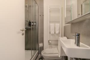 Ένα μπάνιο στο Framnesvegur - Two Bedroom Central Apartment