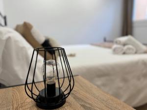 una linterna negra sentada sobre una mesa en un dormitorio en CENTRO VIGO Apartamento reformado, AVE-VIALIA - muy céntrico 5PAX, en Vigo
