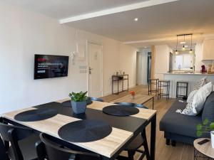 a dining room and living room with a table and chairs at CENTRO VIGO Apartamento reformado, AVE-VIALIA - muy céntrico 5PAX in Vigo