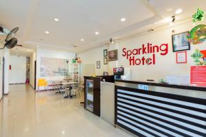restauracja z napisem „parking hotelowy” na ścianie w obiekcie RedDoorz at Sparkling Hotel Surabaya w mieście Surabaja