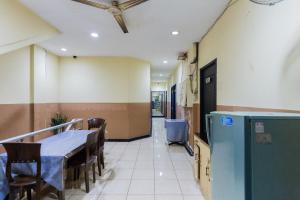 RedDoorz at Sparkling Hotel Surabaya的电视和/或娱乐中心