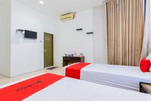 RedDoorz at Sparkling Hotel Surabaya客房内的一张或多张床位