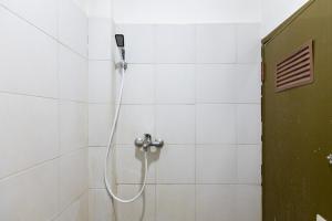 泗水RedDoorz at Sparkling Hotel Surabaya的浴室里有淋浴喷头的淋浴