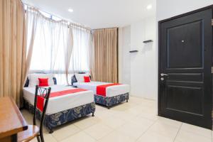 RedDoorz at Sparkling Hotel Surabaya客房内的一张或多张床位