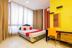 RedDoorz at Sparkling Hotel Surabaya客房内的一张或多张床位