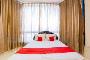 RedDoorz at Sparkling Hotel Surabaya客房内的一张或多张床位