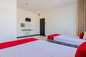 RedDoorz at Sparkling Hotel Surabaya客房内的一张或多张床位