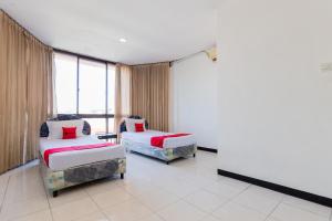 RedDoorz at Sparkling Hotel Surabaya客房内的一张或多张床位