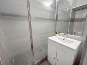 Koupelna v ubytování Studio confortable avec climatisation au Cap d'Agde avec port, plages et nature accessible à pied