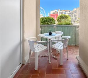 Balkón nebo terasa v ubytování Studio confortable avec climatisation au Cap d'Agde avec port, plages et nature accessible à pied