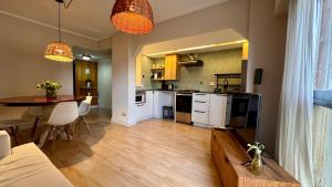 a kitchen and living room with a table and a counter at Departamento Suite del Teatro in La Plata