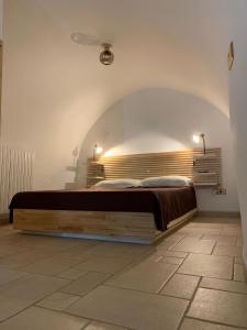 een slaapkamer met een groot bed in een kamer bij Casa L'Isule in Cisternino