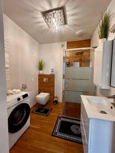 Ένα μπάνιο στο Apartament Marzenie