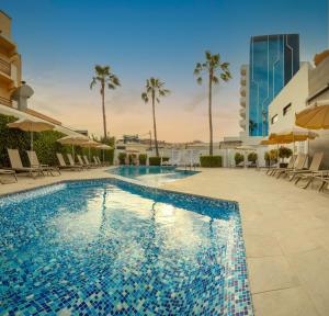 Bazén v ubytování Hotel RH Portocristo & Wellness nebo v jeho okolí