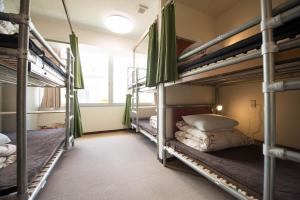 Двох'ярусне ліжко або двоярусні ліжка в номері Anne Hostel Yokozuna