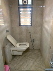 Vannituba majutusasutuses Hotel Golden +4 fotot