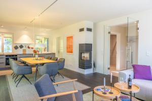 a living room and kitchen with a table and a couch at Ostseedomizil "Ankerbuk", Ferienhaus Silberreiher in Born