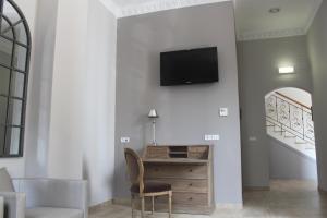 A television and/or entertainment centre at Hotel Villa Maria