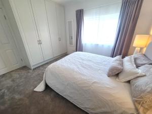 Rúm í herbergi á Quiet & Relaxing Home in Frankfield