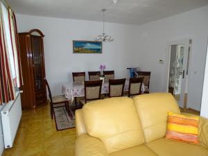 ノルトハウゼンにあるExklusive Ferienwohnung für 5 Personen ca 100 m im EGの黄色いソファとテーブルのあるリビングルーム