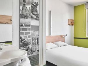 Postel nebo postele na pokoji v ubytování ibis budget Wrocław Południe