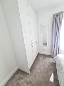 Rúm í herbergi á Quiet & Relaxing Home in Frankfield