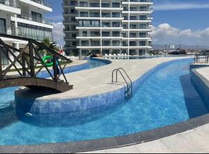 Piscina de la sau aproape de Caesar Resort Atilius 58