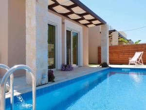 Bazén v ubytování Villa in Nopigia with shared pool nebo v jeho okolí