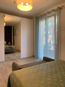 une chambre avec un lit et un grand miroir dans l'établissement Appartamento Oberdan, à Milano Marittima 7 autres photos
