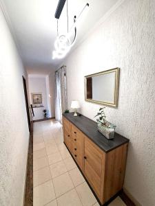 una stanza con cassettiera e specchio a muro di Rooms Irena Gregov a Mošćenička Draga