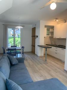 un salon et une cuisine avec un canapé et une table dans l'établissement Appartamento Oberdan, à Milano Marittima