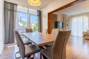 Televízia a/alebo spoločenská miestnosť v ubytovaní Apartment in Cres with sea view, balcony, air conditioning, Wi-Fi (4249-1)