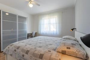 Posteľ alebo postele v izbe v ubytovaní Apartment in Cres with sea view, balcony, air conditioning, Wi-Fi (4249-1)
