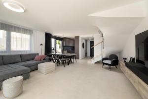 LinardićiにあるVilla Aurelia 3 with poolのソファとテーブルのあるリビングルーム